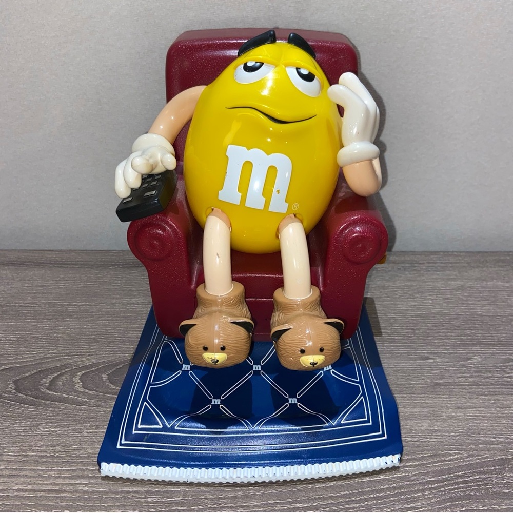 1999 VINTAGE M&M’s Yellow Peanut Lazy Boy Recliner Chocolate Candy Dispenser